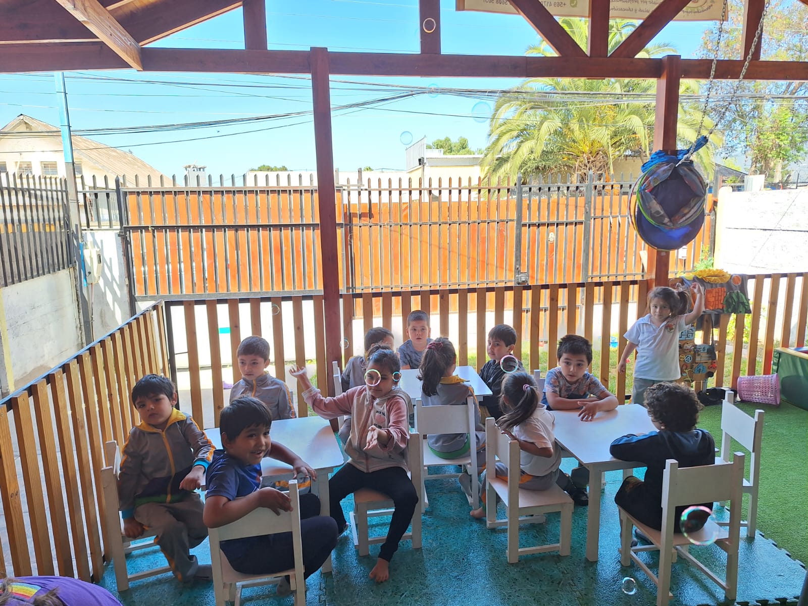 Niños y niñas en actividad grupal