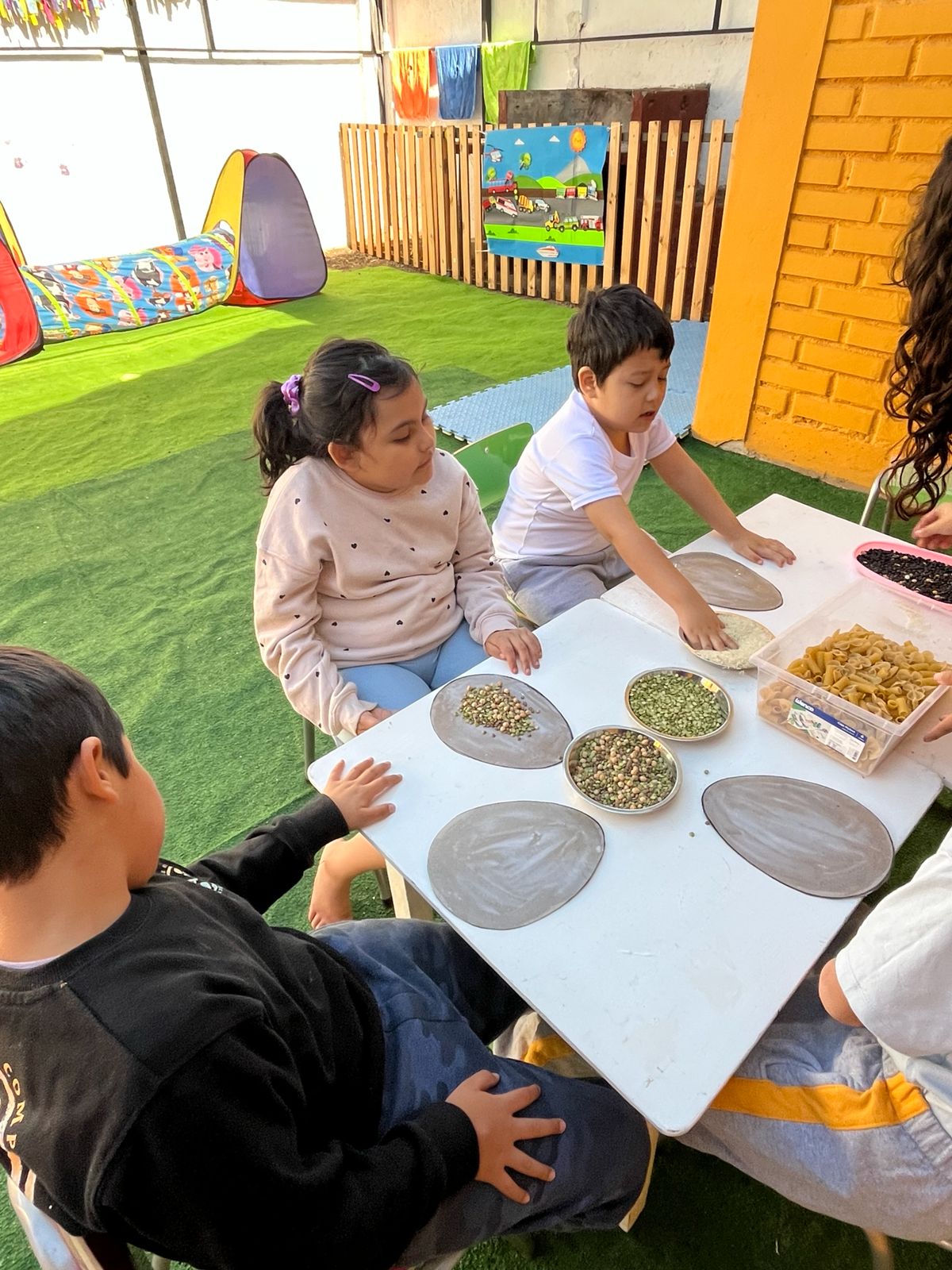 Mesa sensorial con semillas