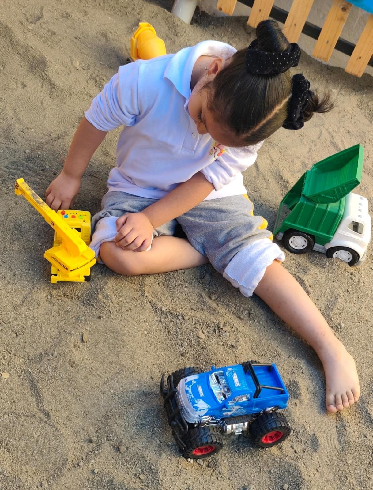 Niña jugando en arena